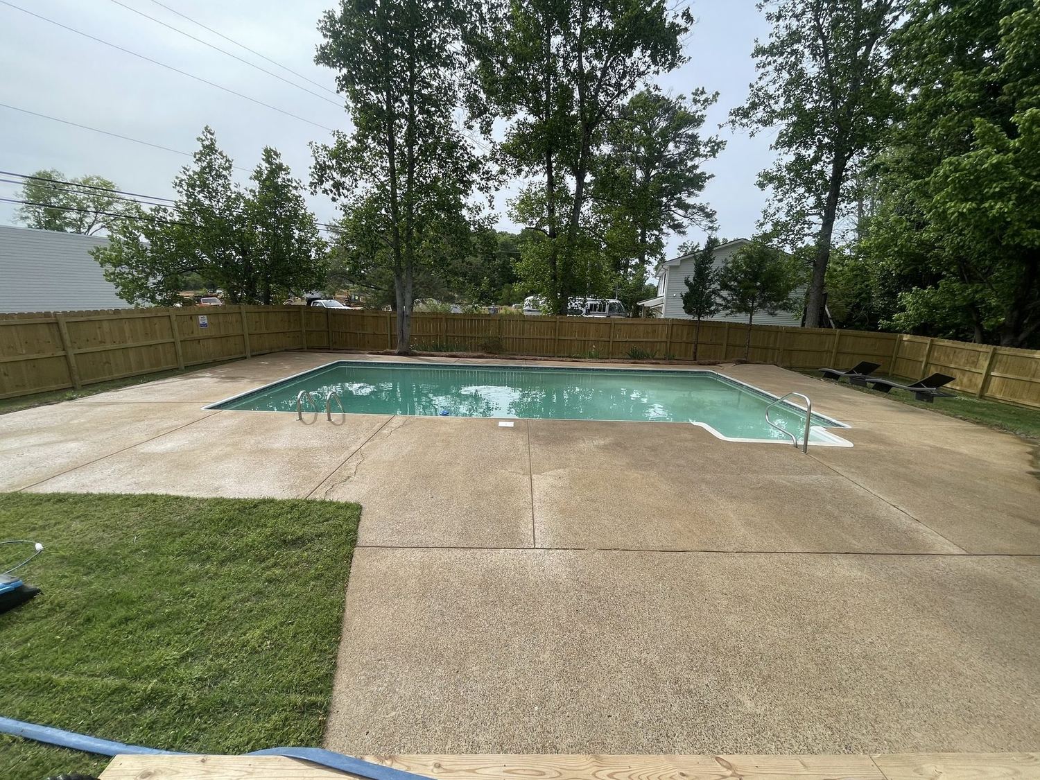 The same pool deck clean and uniform after cleaning